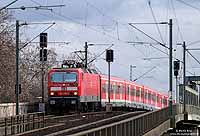 Im Sommer 2009 gab bei DB-Regio NRW eine Reinigungsaktion des Fahrzeugparks, um das Erscheinungsbild zu verbessern. Die S-Bahnzüge wurden von Graffity befreit und zum Teil neu lackiert. Meine Befürchtung, dass diese Aktion eine „Eintagsfliege“ bleiben wird, hat sich leider bewahrheitet. Inzwischen sehen viele Züge schon wieder so aus, wie man es in NRW gewohnt ist. Ein Beispiel zeigt die S6, am 26.11.2009 bei der Einfahrt in Köln Deutz.