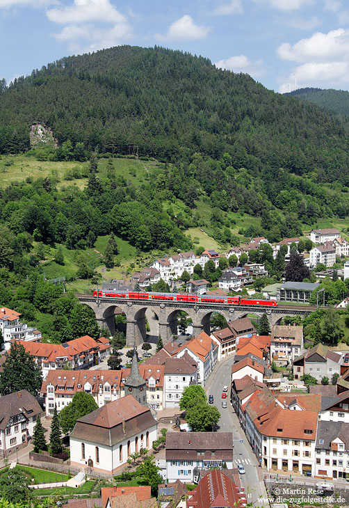 Auf der Schwarzwaldbahn findet man im RE- und IRE-Dienst inzwischen ausschließlich die Baureihe 146 mit Doppelstockwagen. Auf dem Hornberger Viadukt habe ich die 146 234 mit dem IRE 4711 (Karlsruhe – Konstanz) fotografiert. 4.6.2009
