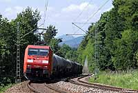 Mit nicht weniger als neun Stunden Verspätung fährt die 152 088 mit dem CS 61761 nach Villingen. Aufgenommen bei Gutach am 4.6.2009.