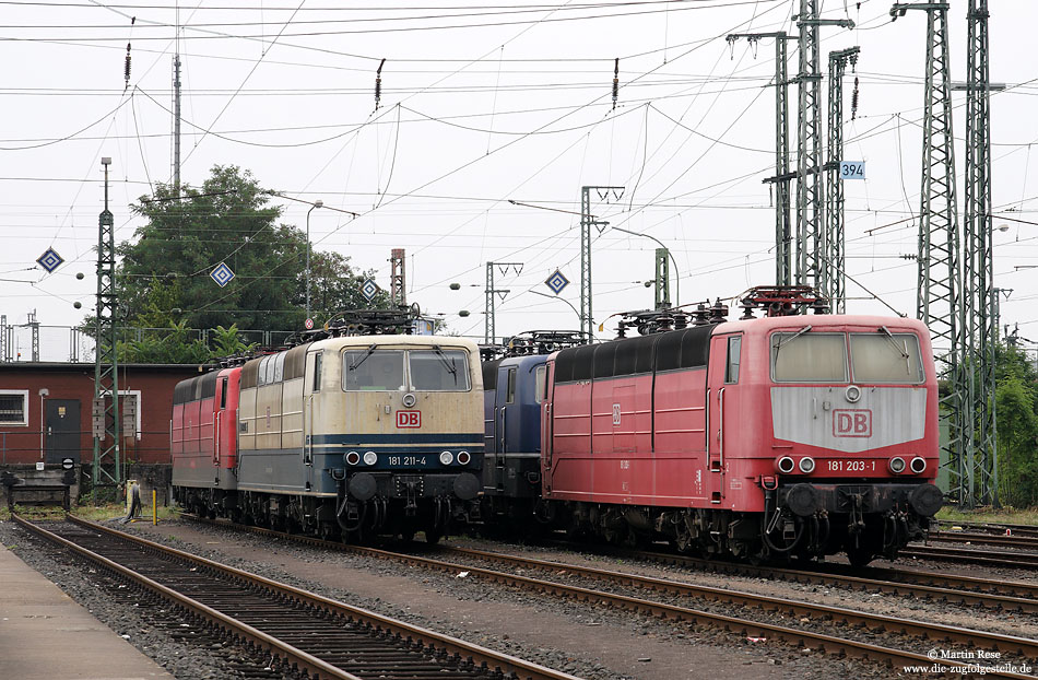 Eine Baureihe - vier Farbschemen! Im Bh Frankfurt trafen sich die 181 211, 203, 207 sowie die z-gestellte, blaue 181 201. 8.8.2009
