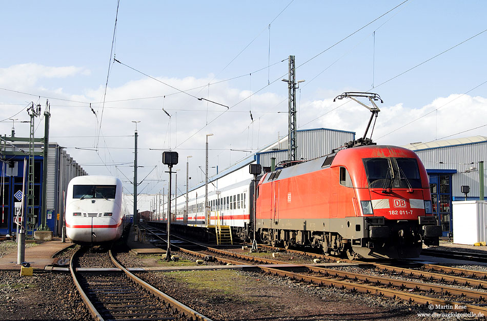 Seit Dezember 2008 wird die Schenker-Baureihe 182 planmäßig im Fernverkehr eingesetzt. Sie bespannt die Wochenendzüge IC1807 und 1808 zwischen Flensburg und Köln bzw. Köln und Itzehoe. Am 8.3.2009 steht der IC1808 in abfahrbereit in Köln Bbf.