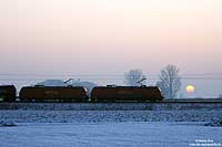 Das nun wirklich letzte Sonnenfoto des 12.1.2009:  Aus Ingolstadt kommend fährt eine 185-Doppeltraktion mit einem Kesselwagenzug bei Donauwörth dem Sonnenuntergang entgegen.