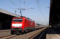 Aufgrund eines Fahrzeugengpasses bei der Baureihe 402 werden einige Züge der Linie 10 derzeit mit Ersatzzügen gefahren. Zwischen Hamm und Köln kommen hier Lokomotiven der Baureihe 189 zum Einsatz. Mit dem Ersatz-IC 2870 nach Bonn Hbf wartet die 189 038 in Hamm auf die Anschlussreisenden aus Berlin. 24.9.2009