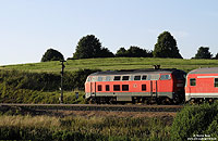 Die Tage der Formsignale in Schmidtheim sind schon gezählt, das ESTW befindet sich bereits im Bau. Mit der Lok vor dem Steuerwagen und einer Verspätung von 30 Minuten passiert der RE 12090 nach Köln Deutz das Einfahrvorsignal des Bahnhofs Schmidtheim. 4.8.2009