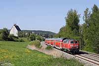 Mit dem IRE 4229 (Stuttgart – Lindau) hat die 218 406 den Bahnhof Aulendorf verlassen und rollt nun ohne viel Mühe bergab in Richtung Bodensee.