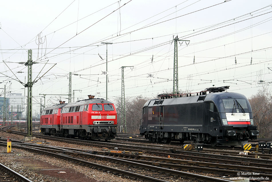 Im Gleisvorfeld des Stuttgarter Hbf warten die 218 434 und 495 auf den IC2013, um diesen bis Oberstdorf zu fahren. Im Nachbargleis steht die ES 64 U2-014, eine Lok der MRCE, die derzeit an DB-Fernverkehr vermietet ist. 5.2.2009
