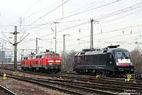 Im Gleisvorfeld des Stuttgarter Hbf warten die 218 434 und 495 auf den IC2013, um diesen bis Oberstdorf zu fahren. Im Nachbargleis steht die ES 64 U2-014, eine Lok der MRCE, die derzeit an DB-Fernverkehr vermietet ist. 5.2.2009
