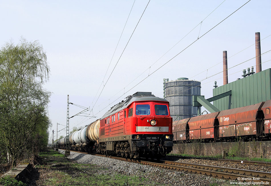 Vor der Kulisse der Kokerei Prosper fährt die 232 308 mit einem Güterzug Richtung Wanne Eickel. Ein Fotomotiv, wie dieses mit typischen Industrieanlagen, findet man an Rhein und Ruhr nur noch selten. 7.4.2009