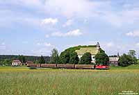 Dreimal in der Woche wird die Papierfabrik in Neustadt bedient. Am 5.6.2009 befand sich die 294 629 mit dem FZT 55838 schon auf dem Rückweg nach Villingen, als sie nahe Löffingen die Wallfahrtskirche zum Witterschneekreuz passiert.