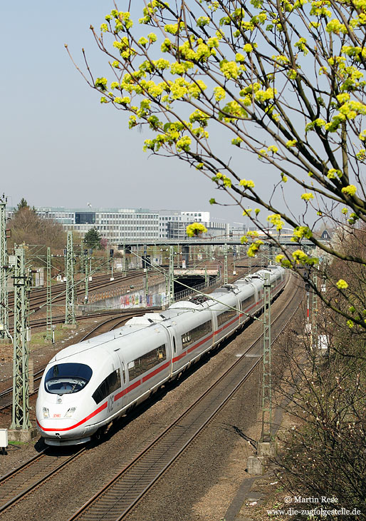 Im Rheinland erwacht der Frühling: Bei Düsseldorf Unterrath passiert der 406 501 als ICE 123 (Amsterdam – Frankfurt) die ersten Frühlingsboten. 3.4.2009