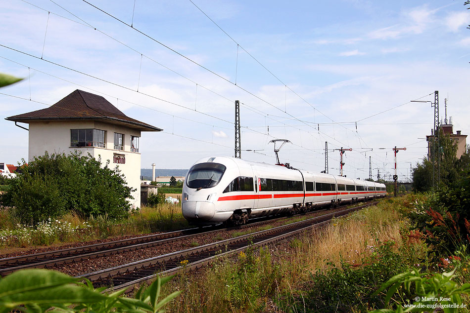 Ein Großteil des ICE-Verkehrs fährt seit dem kleinen Fahrplanwechsel am 14.6.09 wieder mit den vorgesehenen ICE-T bzw. ICE3. Als ICE 1704 (München – Berlin) durchfährt der 411 092 der ÖBB den Bahnhof Hirschaid. 22.7.2009