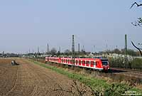 Nach langen Anlaufschwierigkeiten sind nun auch die neuen Triebwagen der Baureihe 422 im Planeinsatz zu finden. Mit den Durchläufern nach Solingen Hbf findet man auch einige Leistungen auf der S1 (Dortmund – Düsseldorf). Auf einem solchen Langlauf ist mir der 422 503 nahe Duisburg Rahm vor die Linse gefahren. 3.4.2009
