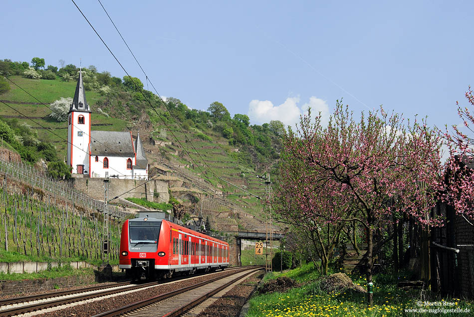 Neben der Baureihe 143 findet man im Nahverkehr auf der Moselstrecke auch Triebwagen der Baureihe 425/426. Bei Hatzenport passiert der 425 642 als RB 12228 (Koblenz – Trier) die bekannte 