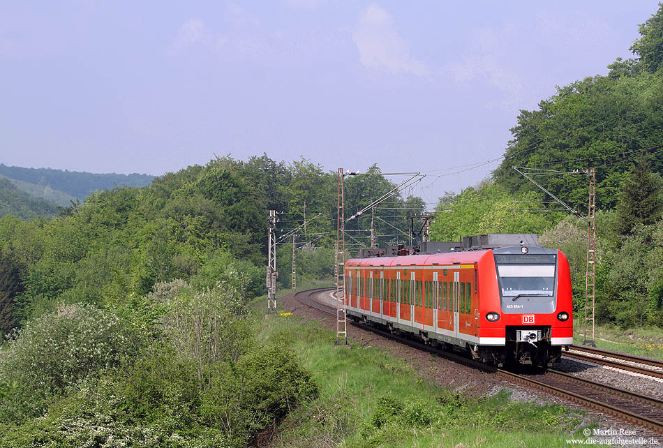 Zwischen Altenbeken und Neuenbeken fährt der 425 654 als S5 aus Hannover Flughafen nach Paderborn. 2.5.2009. Bis auf die S5 hat DB-Regio hier inzwischen sämtliche Nahverkehrsleistungen verloren.