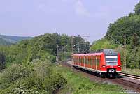 Zwischen Altenbeken und Neuenbeken fährt der 425 654 als S5 aus Hannover Flughafen nach Paderborn. 2.5.2009. Bis auf die S5 hat DB-Regio hier inzwischen sämtliche Nahverkehrsleistungen verloren.