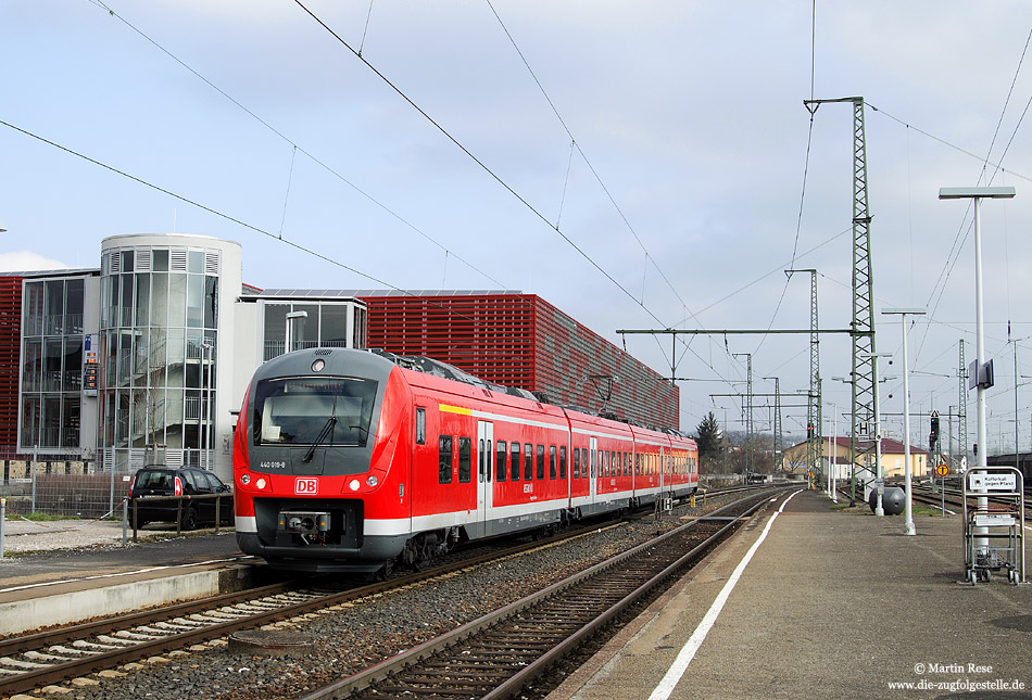 Noch immer ist die Baureihe 440 nicht in ihren vorgesehenen Umläufen zu finden. Anfang April wurden zwischen Donauwörth und Aalen zur Personalschulung werktäglich zwei Zugpaare mit den neuen Triebwagen gefahren. Als RB 37146 fährt der 440 019 in Aalen ein. 2.4.2009