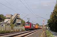 Noch bis Dezember ist die Strecke Karlsruhe - Ettlingen West - Rastatt wegen Bauarbeiten gesperrt. Der gesamte Verkehr fährt daher über Durmersheim. Hier habe ich die Re482 012 mit einem Containerzug nahe Forchheim fotografiert. 29.9.2009
