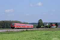 Alle 50 Triebwagen der Baureihe 611 sind beim Bh Ulm beheimatet und werden überwiegend im IRE-Dienst im Südwesten eingesetzt. Bei Mochenwangen fährt der 611 029 und ein weiterer Triebwagen dieser Baureihe als IRE 3104 nach Basel. 7.5.2009
