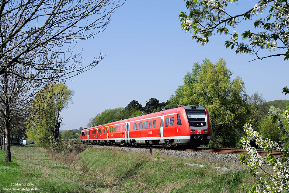 Neben der Baureihe 218 vom Werk Braunschweig dominieren auf der KBS 320 die Triebwagen der Baureihe 612 vom Werk Leipzig. Am 22.4.2009 fährt der 612 631 als RE 3611 bei Baddeckenstedt nach Halle.