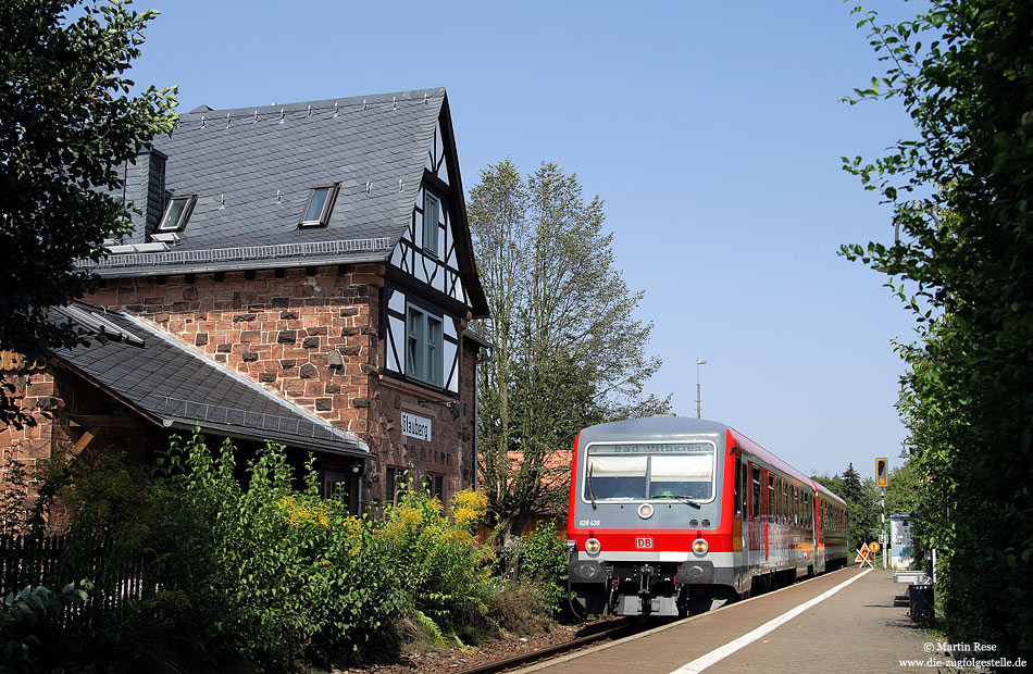 Das Zugpaar RB 15045/15046 wird mit Limburger 628 gefahren. Als RB 15045 macht der 628 439 am Haltepunkt Glauberg Station. 20.8.2009