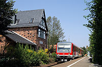 Das Zugpaar RB 15045/15046 wird mit Limburger 628 gefahren. Als RB 15045 macht der 628 439 am Haltepunkt Glauberg Station. 20.8.2009