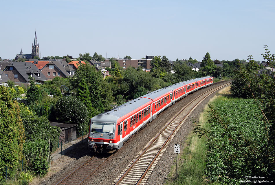 Nur noch bis Dezember 2009 kann man DB-Regio auf der KBS 495 (Krefeld - Kleve) fotografieren. Hier teilen sich derzeit Düsseldorfer 643 und 628 den Verkehr. Im Berufsverkehr kommen hier 3-teilige 628-Einheiten zum Einsatz. Als RE10044 (Düsseldorf - Kleve) hat der 628 662 und zwei Schwestern den Bahnhof Aldekerk verlassen. 5.8.2009