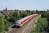 Nur noch bis Dezember 2009 kann man DB-Regio auf der KBS 495 (Krefeld - Kleve) fotografieren. Hier teilen sich derzeit Düsseldorfer 643 und 628 den Verkehr. Im Berufsverkehr kommen hier 3-teilige 628-Einheiten zum Einsatz. Als RE10044 (Düsseldorf - Kleve) hat der 628 662 und zwei Schwestern den Bahnhof Aldekerk verlassen. 5.8.2009