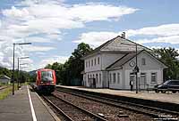 Zwischen Weizen und Waldshut betreibt DB-Regio einen Zubringerverkehr zur Sauschwänzlebahn. Aus Weizen kommend hat die RB 31396 den Bahnhof Lauchingen erreicht und wird nach kurzer Fahrt auf der Hauptstrecke seinen Zielbahnhof erreichen. 7.6.2009
