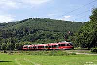 Neben den Baureihen 218 und 628 vom Bh Trier sind auf der Eifelstrecke auch Deutzerfelder 644 im Einsatz. Bei Kordel passiert der 644 037 als RB 12838 (Trier – Gerolstein) die Ruine der Burg Rammstein. 17.6.2009