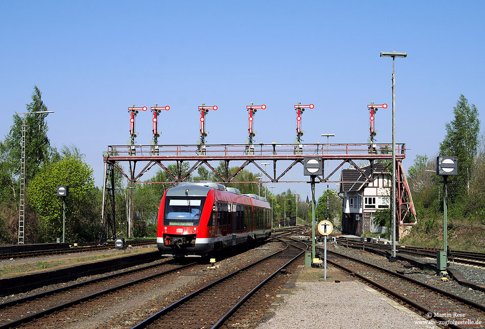 Formsignalbrücken sind in Deutschland inzwischen äußerst selten geworden. Bei der Einfahrt in Bad Harzburg passiert der 648 259 als RB 14187 aus Holzminden die wohl bekannteste dieser Signalbrücken. 22.4.2009