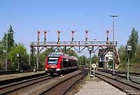 Formsignalbrücken sind in Deutschland inzwischen äußerst selten geworden. Bei der Einfahrt in Bad Harzburg passiert der 648 259 als RB 14187 aus Holzminden die wohl bekannteste dieser Signalbrücken. 22.4.2009