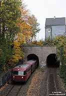 Neben den Dampfsonderzügen wurden auch in diesem Jahr Pendelfahrten zwischen Solingen Hbf und Remscheid Lennep mit dem VT98 angeboten. Soeben hat der 796 690 den Weyersberger Tunnel verlassen und wird in Kürze den Haltepunkt Solingen Grünewald erreichen. 24.10.2009