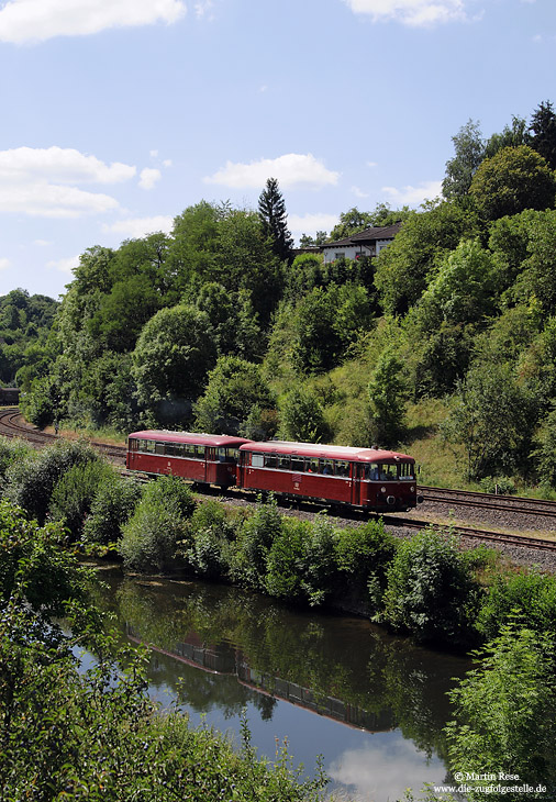 In den Sommermonaten finden auch unter der Woche Ausflugsfahrten auf der Eifelquerbahn statt. An der Haltestelle Pelm knattert der 798 670 der Vulkaneifel Betriebsgesellschaft nach Ulmen. 4.8.2009