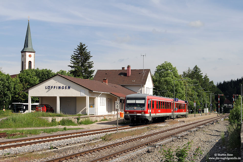 Der Nahverkehr auf der Strecke Donaueschingen - Neustadt ist in fester Hand der Baureihe 611 vom Bh Ulm. Bei Fahrzeugmangel verirrt sich schon mal ein 628 in den 611-Umlauf. Als RE 3212 hat der 628 348 den Bahnhof Löffingen erreicht. 3.6.2009