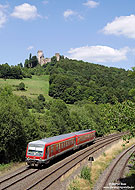 Unterhalb der Ruine der Kasselburg fährt der 628 648, aus Jünkerath kommend nach Trier. 4.8.2009