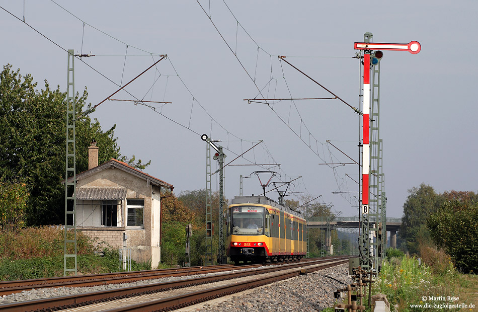 Der S-Bahnverkehr rund um Karlsruhe wird mit Stadtbahnwagen der AVG abgewickelt. Neben den Einsätzen auf dem Streckennetz der AVG verkehren die Zweisystemtriebwagen auch auf Strecken der DB. An der Blockstelle Bashaide kann man die hier 