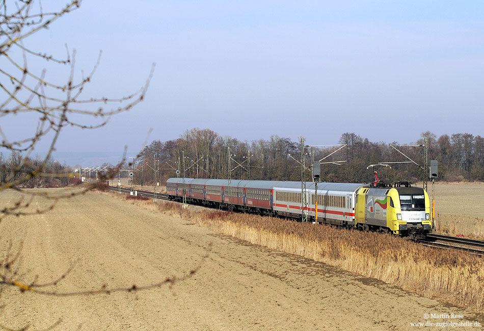 Nicht nur DB-eigene Lokomotiven werden im ICE-Ersatzverkehr eingesetzt. Zwischen Nürnberg und München verkehrt derzeit der BDZ-Taurus ES 64 U2-061. Am 3.2.2009 habe ich diese Lok mit dem IC73945 nahe Nordendorf fotografiert.
