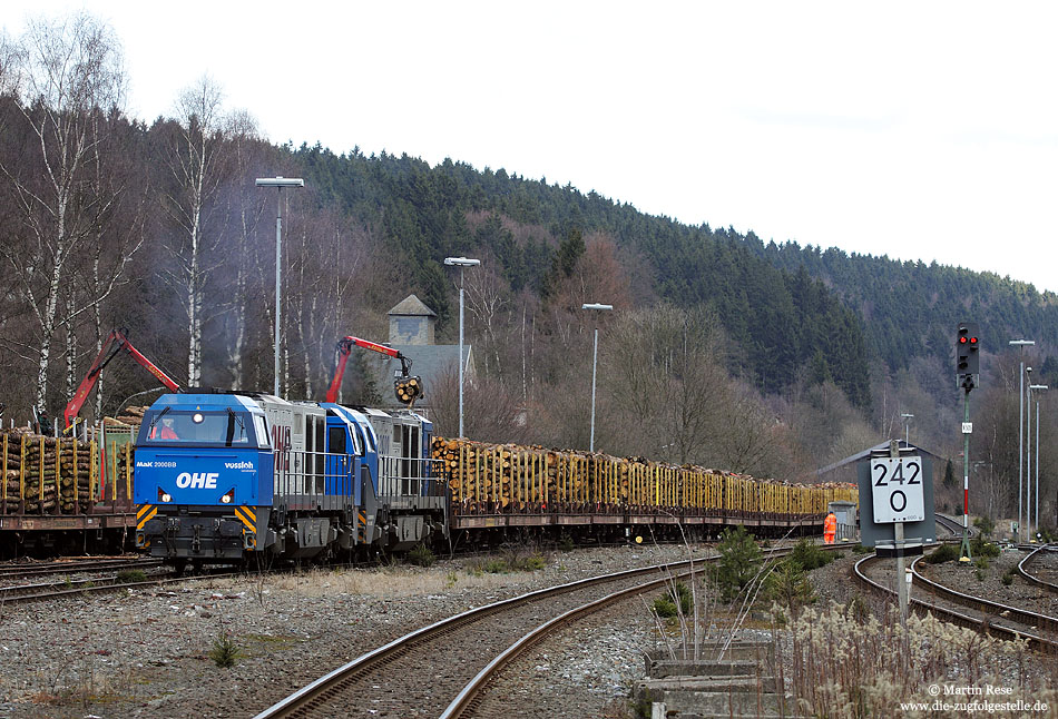Noch immer wird im Sauerland Sturmholz abgefahren. In Brilon Wald stellen die OHE 1460 und 1041 ihren Zug nach Niedergörne zusammen. 20.3.2009