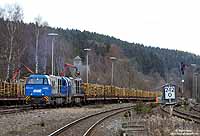 Noch immer wird im Sauerland Sturmholz abgefahren. In Brilon Wald stellen die OHE 1460 und 1041 ihren Zug nach Niedergörne zusammen. 20.3.2009