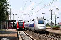 Aufgrund nicht verfügbarer Mehrsystem-ICE3 fährt zur Zeit ein Umlauf als TGV. Als ICE 9553 durchfährt der TGV4412 den Bahnhof Biblis. 1.7.09
