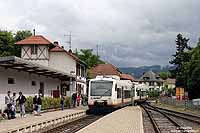 Auf vielen Nebenstrecken im Südwesten Deutschlands prägt der "Regioshuttle" von ADtranz das Bild. So auch auf der Münstertalbahn. Als SWE 72551 nach Bad Krotzingen fährt der VT505 in Staufen ein. 6.6.2009
