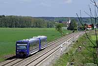 Zwischen Aulendorf und Friedrichshafen werden die Nahverkehrsleistungen durch die Bodensee-Oberschwaben-Bahn (BOB) erbracht. Als BOB 87219 fährt der VT63 dem nächsten Halt Niederbiegen entgegen. 7.5.09