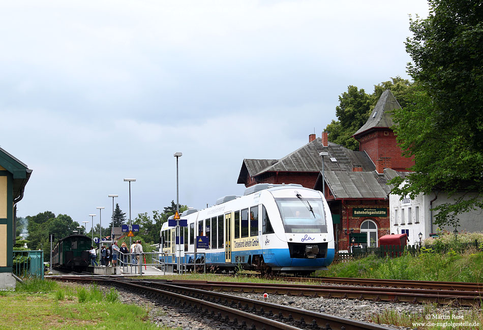 Als OLA 80106 nach Bergen verlässt der VT701 den Bahnhof Putbus. 10.7.2009. In den Sommermonaten wird ein Stundentakt zwischen Bergen auf Rügen und Putbus durch die OLA gefahren. Auf dem Streckenabschnitt Putbus–Lauterbach Mole wird im Sommer durch abwechselnden Verkehr mit der Rügenschen Bäderbahn bis Lauterbach Mole das Zugangebot auch auf einen Stundentakt verdichtet.