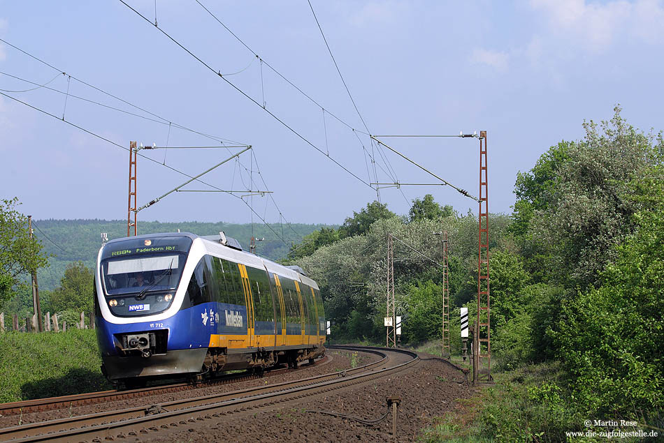 Auf der Fahrt von Holzminden nach Paderborn passiert der VT712 der NWB den ehemaligen Bahnhof Neuenbeken. Mit der Übernahme der Nahverkehrsleistungen auf der Strecke Holzminden - Paderborn hielt im Dezember 2003 mit der NordWestBahn die erste Privatbahn zwischen Altenbeken und Paderborn Einzug.