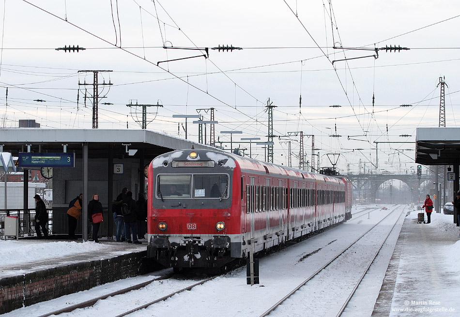 Zum Fahrplanwechsel, am 13.12., hat die Eurobahn die RE3 sowie RE13 übernommen. Da von den 18 Triebwagen gerade mal vier eine Zulassung erhalten hatten, musste auf dem RE13 nach einem Ersatzfahrplan gefahren werden. Zwischen Mönchengladbach und Hagen kamen Düsseldorfer S-Bahngarnituren zum Einsatz. Als ERB 9015 nach Hagen Hbf fährt einer dieser Ersatzzüge in Wuppertal Vohwinkel ein. 21.12.2009