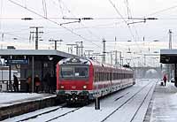 Zum Fahrplanwechsel, am 13.12., hat die Eurobahn die RE3 sowie RE13 übernommen. Da von den 18 Triebwagen gerade mal vier eine Zulassung erhalten hatten, musste auf dem RE13 nach einem Ersatzfahrplan gefahren werden. Zwischen Mönchengladbach und Hagen kamen Düsseldorfer S-Bahngarnituren zum Einsatz. Als ERB 9015 nach Hagen Hbf fährt einer dieser Ersatzzüge in Wuppertal Vohwinkel ein. 21.12.2009