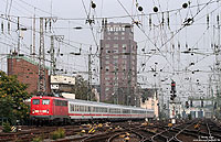 Aufgrund von Lokmangel war der IC331 (Luxemburg – Emden Außenhafen) am 3.9.2010 mit der 110 236 bespannt. Planmäßig ist hier eine Lok der Baureihe 101 vorgesehen. Das Foto des Zuges entstand bei der Einfahrt in Köln Hbf.