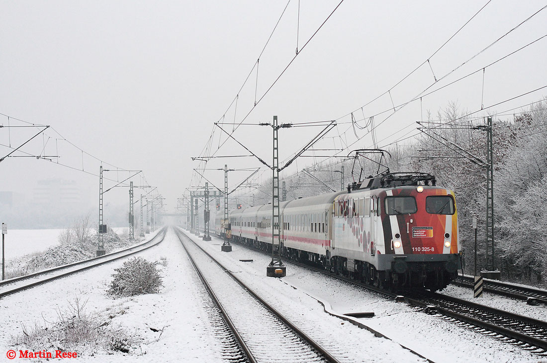 Der derzeitige Triebfahrzeugmangel bei DB-Fernverkehr beschert den Oldies der Baureihe 110 bzw. 115 einen regen Einsatz. Für eine ausgefallene 101 war die 110 325 am 25.1.2010 mit dem IC 334 auf dem Weg von Norddeich Mole nach Koblenz, aufgenommen bei Köln Stammheim. 
