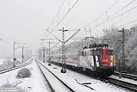 Der derzeitige Triebfahrzeugmangel bei DB-Fernverkehr beschert den Oldies der Baureihe 110 bzw. 115 einen regen Einsatz. Für eine ausgefallene 101 war die 110 325 am 25.1.2010 mit dem IC 334 auf dem Weg von Norddeich Mole nach Koblenz, aufgenommen bei Köln Stammheim. 
