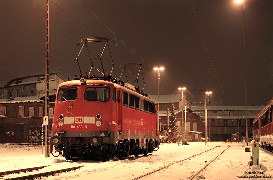 Im verschneiten „Bw“ Hannover wartet die 110 466 auf den nächsten Einsatz. 13.1.2010